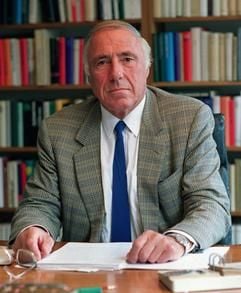 Der Verleger Siegfried Unseld an seinem Schreibtisch im Suhrkamp Verlag in Frankfurt am Main (Archivbild vom 01.09.1994). Deutschlands Renommierverlag hat ein Jahr nach dem Tod seines jahrzehntelangen Alleinherrschers Unseld seine Führungskrise noch nicht überwunden. Von Kulturschaffenden als bedeutendster deutscher Verleger der Nachkriegszeit gewürdigt, starb Siegfried Unseld am 26.10.2002 im Alter von 78 Jahren. Neben den Problemen der Nachfolge Unselds plagen den Verlag und seinen verlegerischen Geschäftsführer Günter Berg auch wirtschaftlische Sorgen. (Foto: dpa)