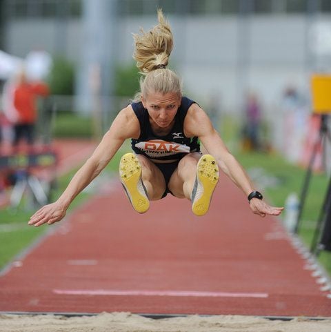 Die deutsche Siebenkämpferin Lilli Schwarzkopf beim Weitsprung. (FOTO: DPA)