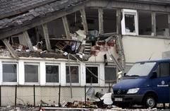 Ein Gebäude der Kurmainz-Kaserne in Mainz-Hechtsheim ist am Mittwoch (09.02.2005) nach einer Explosion fast völlig zerstört. Bei dem Unglück in der Bundeswehrkaserne am Dienstag (08.02.2005) war eine Soldatin ums Leben gekommen. (Foto: dpa)