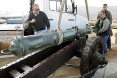 Mit einem Kleintransporter wird am Donnerstag (15.03.2007) «Die Schöne Treiberin», eine mittelalterliche Kanone, von der Schlossterrasse in Wernigerode abtransportiert. (Foto: dpa)