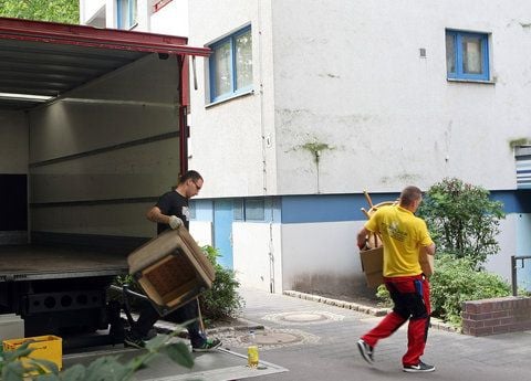 Die zuvor aus der Wohnung geräumten Möbel dienen als Beweismittel im Fall der in einem Karton gefundenen Babyleiche. (FOTO: DAPD)