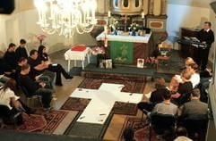 Etwa 200 Angehörige, Freunde und Bekannte haben sich am Mittwoch (17. August 2005) in der Kirche des kleinen Ortes Gablenz eingefunden und der ermordeten Susanne aus dem benachbarten Kromlau im Nordosten Sachsens gedacht. (Foto: dpa)