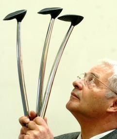 Neuentwickelte Toilettenbürsten ohne Borsten hält am Sonntag (22.02.2004) der Hallenser Diplom-Architekt und Designer Falk Naumann auf der Messe "Haus - Garten - Freizeit" in Leipzig in den Händen. Die einem Golfschläger ähnelnden Toilettenreiniger mit dem Namen "WC Cleaner ND 27" haben statt Borsten Kunststofflamellen, die wie Scheibenwischer funktionieren. Das neue WC-Reinigungsgerät, mit dem laut Patentamt das erste Mal nach 80 Jahren die traditionelle Klobürste verändert wird, soll schmutzabweisend und hygienisch sein und sich auch für die Reinigung des Beckenrandes besonders gut eignen. (Foto: dpa)