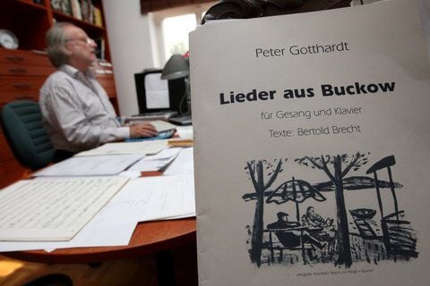 Filmkomponist und Musiker Peter Gotthardt arbeitet in Berlin an seinem Computer, während Musiknoten seines Stueckes «Lieder aus Buckow» im Vordergrund auf einem Notenständer liegen. (FOTO: DAPD)