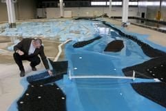 Stefan Buhr bereitet am Mittwoch (22.03.2006) in Dresden in einer Versuchshalle der Technischen Universität die im Modell 1: 50 nachgebaute Stadt Grimma auf einen Modellversuch künftiger Hochwasserfluten vor. (Foto: dpa)
