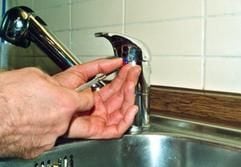 Hand anlegen - oft lassen sich Wasserhähne mit wenig Aufwand auch selbst reparieren. (Foto: dpa)