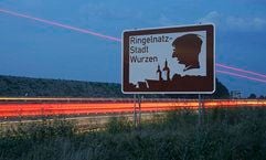 «Ringelnatz - Stadt Wurzen« steht auf einem Schild an einer Autobahn am Stadtrand von Leipzig. Am 7. August wird im sächsischen Wurzen, der Geburtsstadt von Ringelnatz, der 125. Geburtstag des Dichters gefeiert. (Foto: ddp)