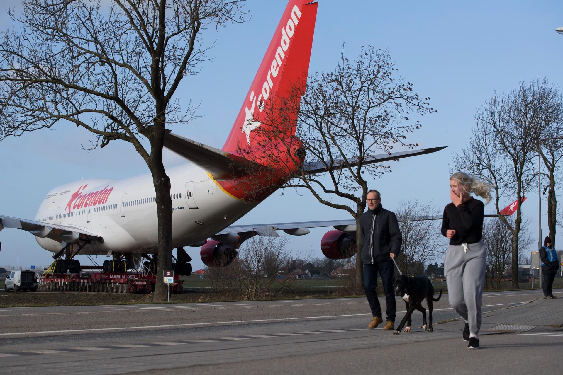 Die Boeing 747 ist unterwegs zu einem Hotel.