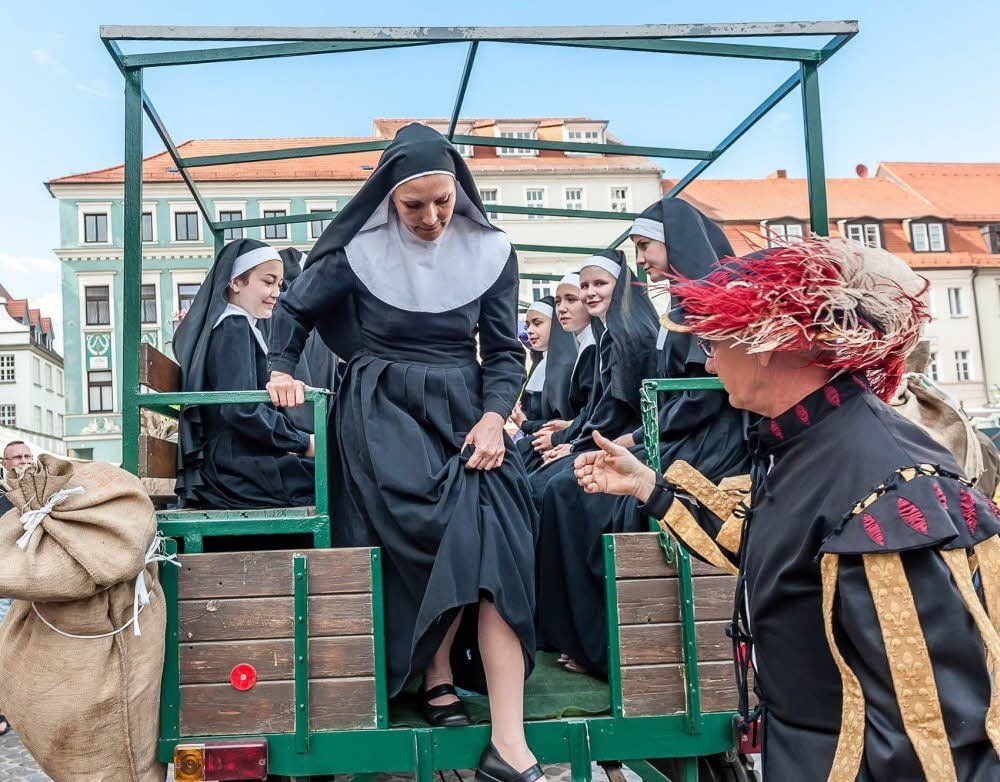 Die Nonnen sind da: Das Wittenberger Stadtfest ist nach dem traditionellen Einzug von Katharina von Bora und ihren Mitschwestern offiziell eröffnet.