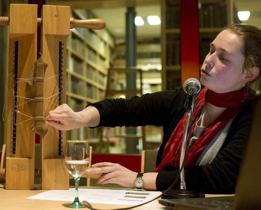 Restauratorin Stefanie Volmer erklärt, wie Bücher gebunden wurden.