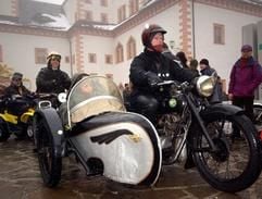 Eine junger Motorradfahrer fährt am Samstag (10.01.2004) mit seinem 50 Jahre alten Simson-AWO-Gespann in den Innenhof der Augustusburg bei Chemnitz. (Foto: dpa)