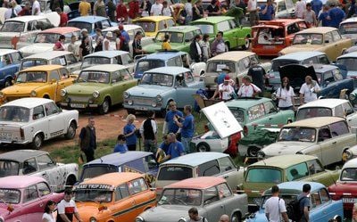 Dicht gedrängt stehen Trabis beim Internationalen Trabantfahrer-Treffen (ITT) im Juni 2006 im westsächsischen Zwickau. (FOTO: DPA)