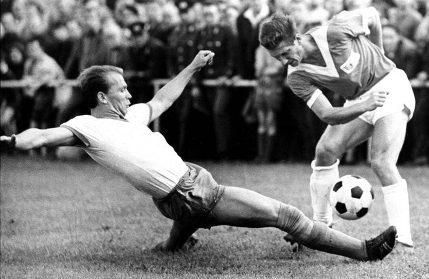 Halles Klaus Urbanczyk (li.) im Zweikampf im Spiel gegen 1. FC Union Berlin