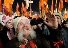 Ein älterer Mann freut sich am Dienstag (22. November 2005) während der Kundgebung in der ukrainischen Hauptstadt Kiew über die «orangene Revolution». (Foto: dpa) (Foto: dpa)