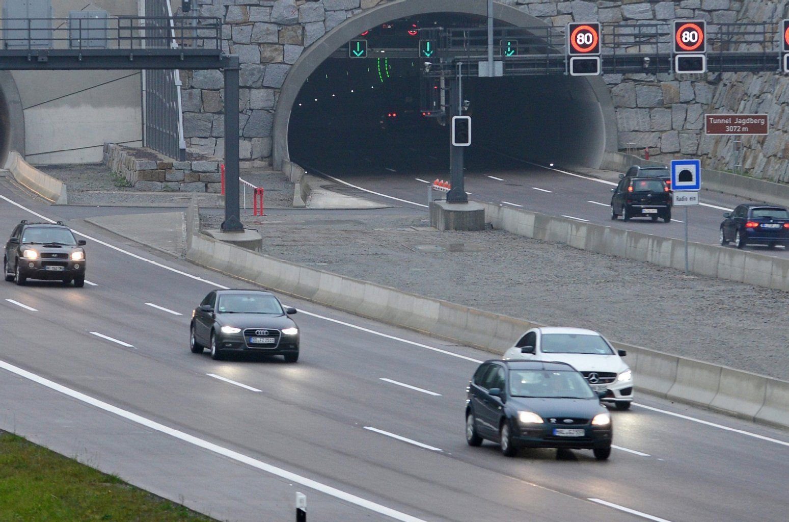 Viele Verkehrsteilnehmer regen sich über Autofahrer auf, die stur auf der mittleren Fahrbahn fahren.