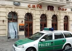 Ein Polizeiwagen steht vor einer Gaststätte am Hasselbachplatz in Magdeburg. (Archivfoto: dpa)