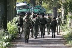 Polizeibeamte untersuchen am Freitag (22. Oktober 2004) Zuwege des Deichsees in Quakenbrück (Landkreis Osnabrück), der einen Tag zuvor Tatort eines Mordfalles an einer Taxifahrerin war. (Foto: dpa)