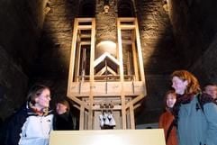 Besucher lauschen am Freitagabend (28.02.2003) den ersten Klängen des John-Cage-Orgelprojektes «As slow as possible» (So langsam wie möglich) in der Burchardikirche Halberstadt. (Foto: dpa)