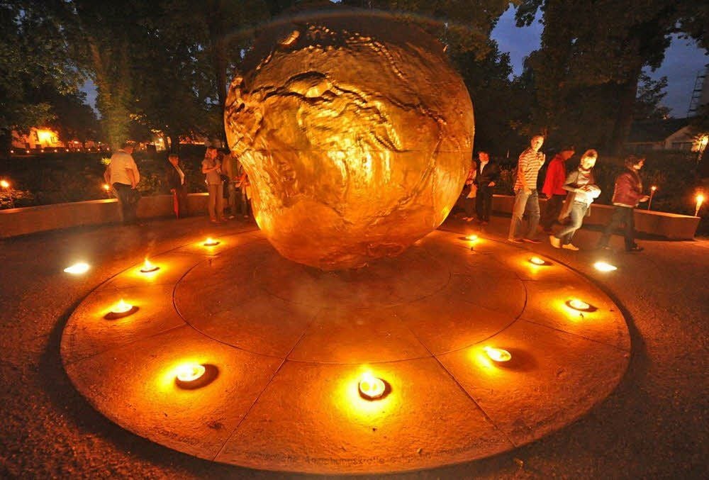 Unzählige Lichter versetzen den Stadtpark mit dem Aschersleber Globus in ein magisches Licht.