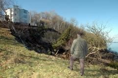 Ein älterer Mann besichtigt am Sonntag (20.03.2005) die Abbruchstelle an der Rügener Steilküste im Ort Lohme. (Foto: dpa)