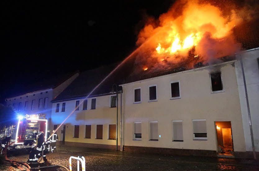 Da das Wohngebäude am Schweinitzer Markt schon kurz nach Mitternacht bis hinauf zum Dach in Flammen stand, konnten die Feuerwehren den Brand anfangs nur von außen bekämpfen.