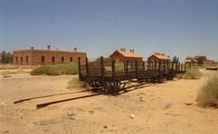 Spuren im Sand: An manchen Orten im Westen Saudi-Arabiens sind die Überbleibsel der Hedschasbahn noch leicht zu finden. (Foto: dpa)