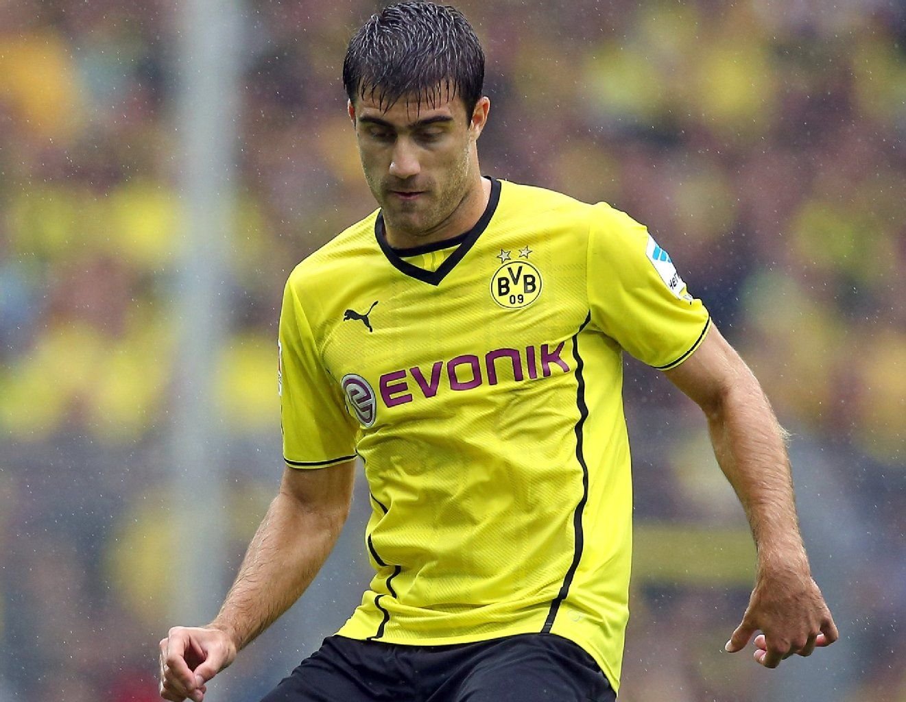 Sokratis von Borussia Dortmund im "schönsten Trikot der Bundesliga".