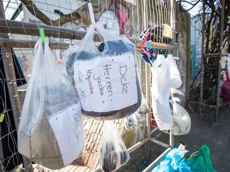 Kleidungsstücke und andere Gegenstände hängen in Darmstadt am „Sozialen Zaun”. Foto: F.Rumpenhorst