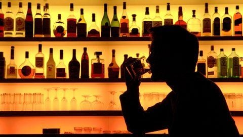 Der Verkauf von Bier, Schnaps, Sekt und Co hat im Krisenjahr 2009 rund 3,3 Milliarden Euro in die öffentlichen Kassen Deutschlands gespült. (FOTO: DPA/ARCHIV)