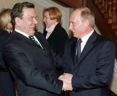 Bundeskanzler Gerhard Schröder und Russlands Staatspräsident Wladimir Putin bei ihrem Treffen am Freitag (2. April 2004) in Moskau. (Foto: dpa)