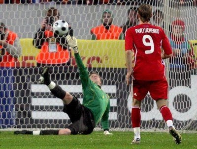 Der Russe Roman Pavlyuchenko (re.) trifft gegen Wales. (Foto: dpa)