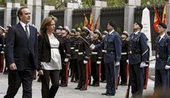 Carme Chacón ist die erste spanische Verteidigungsministerin. Hier noch mit Schwangerschaftsbauch hat sie nun einen Jungen zur Welt gebracht. (Foto: dpa)