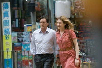 Pierre (Daniel Auteuil) und Mathilde (Marie-Josee Croze) gehen im Kinofilm «Ich habe sie geliebt» händchenhaltend über eine Straße. (FOTO: DPA)