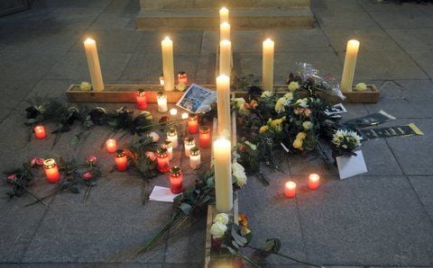 Kerzen und Blumen von Trauergästen stehen am Samstag (05.02.2011) an einem Kreuz im Dom in Halberstadt (Landkreis Harz) nach der offiziellen Trauerfeier für die Opfer des Bahnglücks von Hordorf. (FOTO: DPA)