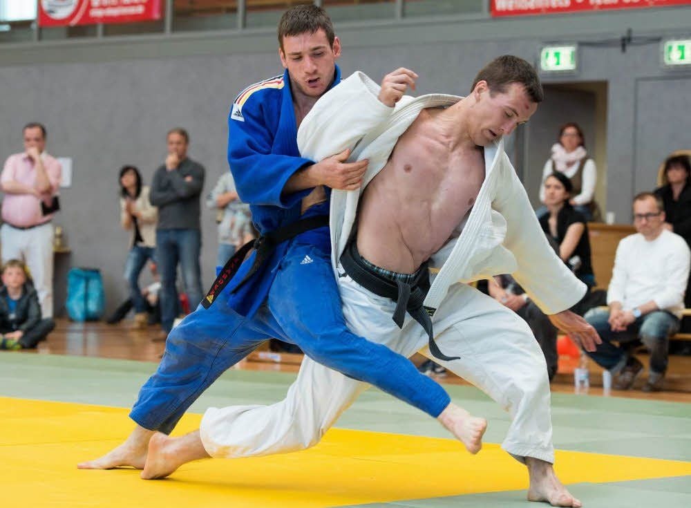 Alexander Lenk (blauer Anzug) liefert sich mit dem Riesaer Stefan Eick ein packendes Duell - und gewinnt.