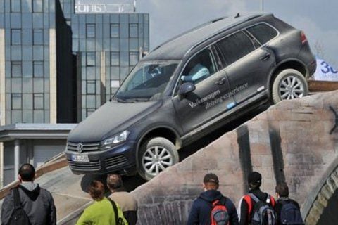 Besucher der Auto Mobil International AMI in Leipzig verfolgen im April 2010 die Probefahrt eines neuen VW Touareg über den Hindernisparcours. (ARCHIVFOTO: DPA)