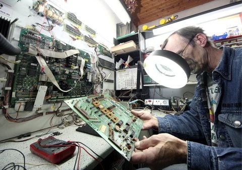 «Flipperkönig» Hartmut Litfin repariert in seiner Werkstatt in Valde eine Platine eines Flipperautomaten. Der 56-Jährige betreibt einen bundesweitenmobilen Reparaturservice für Flipperautomaten. (FOTO: DAPD)