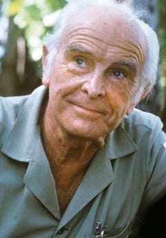 Porträt des Zoologen, Tierschützers, Tierfilmers und ehemaligen Direktors des Frankfurter Zoos, Professor Dr. Bernhard Grzimek, aufgenommen auf Bird Island auf den Seychellen. (Foto: dpa)