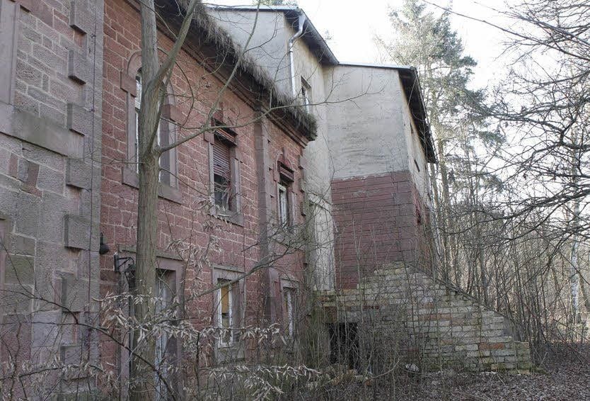 Schloss „Neu-Asseburg“ im Wald zwischen Möllendorf und Blumerode