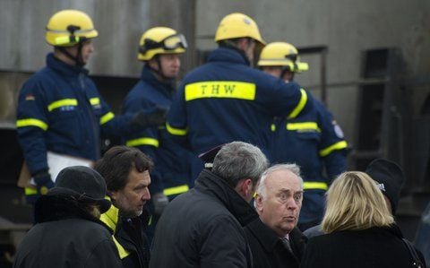 Ministerpräsident Böhmer an der Unglücksstelle in Hordorf (Sachsen-Anhalt). (FOTO: AFP)