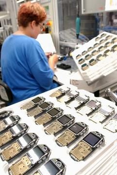 Eine Mitarbeiterin der Siemens-Mobiltelefonproduktion in Kamp-Lintfort in Nordrhein-Westfalen fertigt ein Handy. Siemens will sein Handy-Geschäft innerhalb der nächsten 18 Monate sanieren. Neben einer Verbesserung der Software-Architektur soll dazu auch eine bessere regionale Präsenz sowie ein verbesserter Produktmix mit mehr höherpreisigen Handys gehören. Der neue Siemens-Bereich, der aus der Verschmelzung der Festnetz- und der Mobilfunk-Sparte des Konzerns entsteht und zum 1. Oktober an den Start gehen soll, will sich zunehmend auch auf Service konzentrieren. (Foto: dpa)