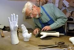 Der Handschuhmachermeister Claus Schmidt nimmt in seiner Werkstatt in Magdeburg an dem Gipsmodell einer versehrten Hand Maß (Foto vom 22.11.2004). Schmidt ist nach eigenen Angaben der einzige Meister in den neuen Bundesländern und einer der wenigen in Deutschland, die Spezialhandschuhe für Menschen mit versehrten Händen fertigen. Der Meister und seine zwei Näherinnen fertigen auch "normale" Handschuhe. Etwa 1200 bis 1500 Paar Handschuhe entstehen jährlich in der Werkstatt. Bestellungen von Spezialhandschuhen gehen sowohl von Jägern und Reitern als auch von Opernhäusern und Theatern ein. Die Produkte werden auch in Dänemark, Frankreich, der Schweiz und Luxemburg geschätzt. (Foto: dpa)