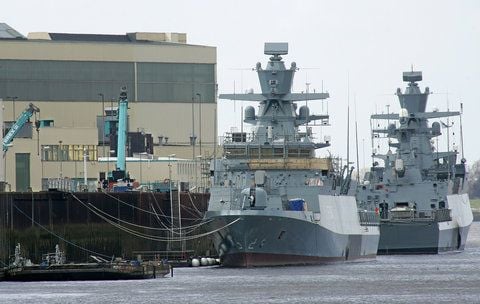 Zwei Korvetten-Neubauten der Deutschen Marine. Sechs Marine-Soldaten müssen sich wegen Meuterei verantworten.