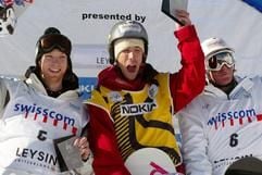 Der Gewinner Jan Michaelis aus Deutschland (mitte) mit dem Zweitplatzierten Halvor Lunn aus Norwegen und dem Drittplatzierten Xaver Hoffman aus Deutschland. (Foto: dpa)