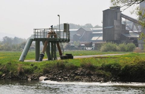 Salzlauge wird beim Kali-Werk «Werra» Standort Hattorf des Kaliproduzenten K+S in Philippsthal in die Werra eingeleitet. (ARCHIVFOTO: DPA)