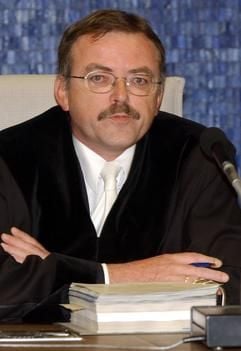 Der Vorsitzende Richter Georg Hornig sitzt zu Beginn des Prozesses gegen den mutmaßlichen Mörder der neunjährigen Peggy Knobloch im Schwurgerichtssaal des Landgerichts Hof. (Foto: dpa)