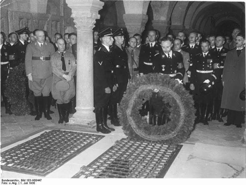 Am 1. Juli 1938 ehrt Heinrich Himmler, Reichsführer SS, bei einer nächtlichen Feierstunde König Heinrich I. anlässlich dessen Todestages.