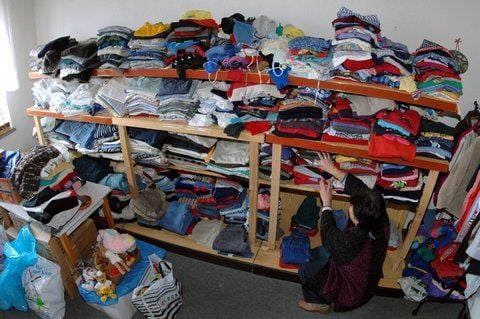 Die Kleiderkammer in der Karl-Fischer-Straße in Eisleben hat ohne Vorankündigung geschlossen. (FOTO: DPA/ARCHIV)