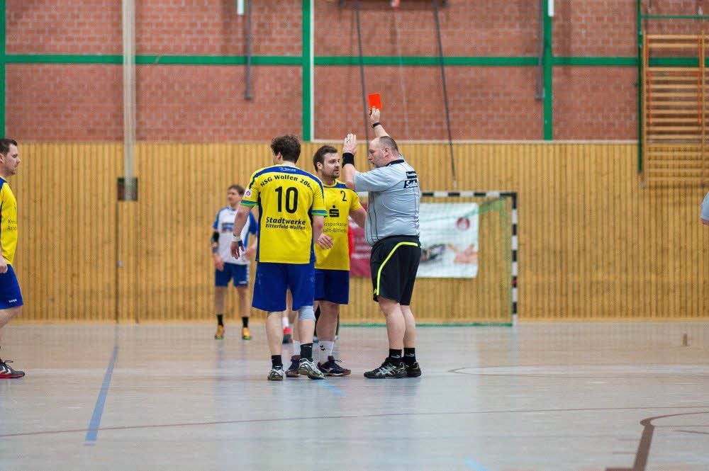 Neben der Gelben und Roten Karte, die hier einem Spieler der HSG Wolfen gezeigt wird, können Schiedsrichter ab Juli 2017 auch die Blaue Karte für besonders schwere Vergehen zücken.
