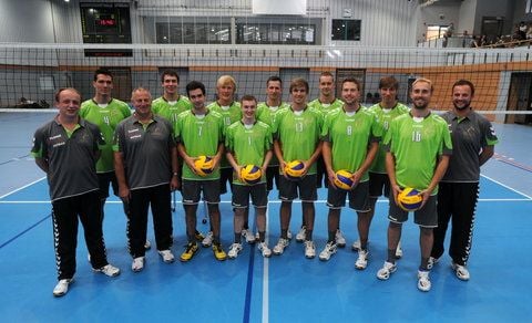 Teamfoto Chemie Volley Mitteldeutschland «Piraten»; von links nach rechts: Cheftrainer Matthias Münze, Christian Langer, Mannschaftsleiter Hans-Jürgen Kreft, Peter Mayer, Florian Völker, Philipp Arne Bergmann, Moritz Brückner, Mark Siebeck, Chris Warsawski, Sebastian Kühner, Christoph Helbig, Enrico Ehrhardt, Jiri Stolfa, Co-Trainer Daniel Lang. (FOTO: ANDREAS LÖFFLER)